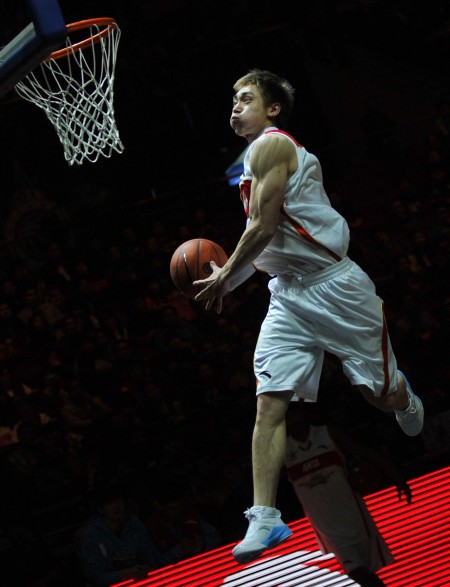 埃梅里：主场战胜阿森纳真的很开心，英超是本赛季首要目标（埃梅里：主场击败阿森纳令人欣喜，本赛季首要任务锁定英超）