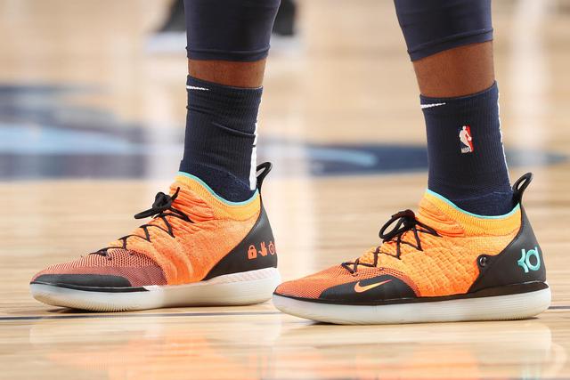 替补登场立功 主帅换人奏效（替补建功 主帅调度见效）