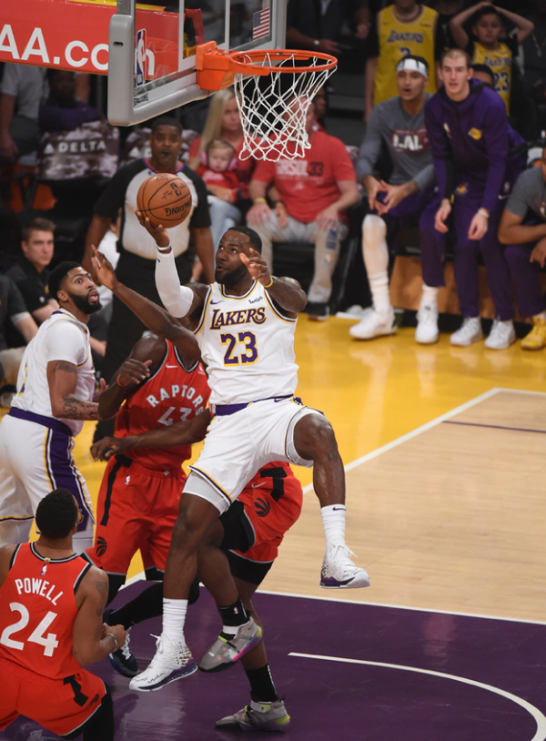 王楚钦避免0-3完败！樊振东队长也学会抓他漏洞，球迷炮轰教练组（王楚钦惊险躲过0-3惨败！队长樊振东抓准其短板，球迷怒斥教练组）