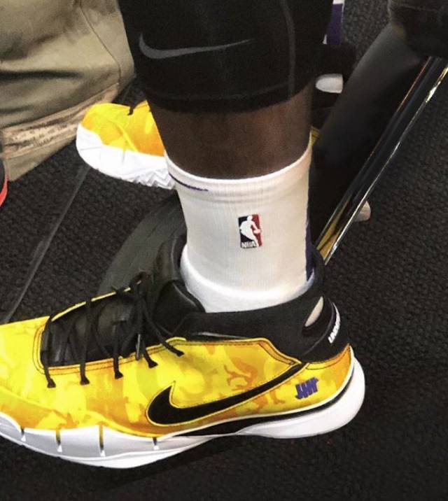 杜兰特关键中投命中，全场欢呼（杜兰特关键时刻中投命中，全场沸腾）