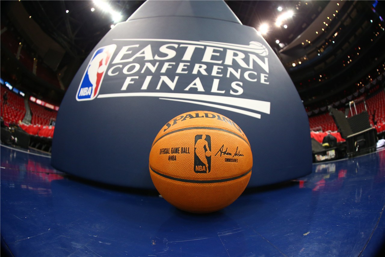 欧冠半场：里奥斯乱战破门，本菲卡暂1-0那不勒斯（欧冠半场战报：里奥斯混战中破门，本菲卡暂以1-0领先那不勒斯）